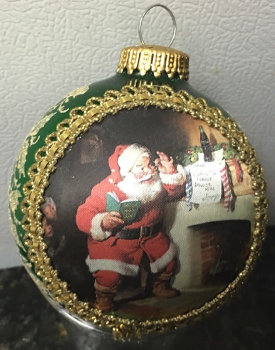 45157-1 € 8,50 coca cola kerstbal glas kerstman bij openhaard kleur groen.jpeg